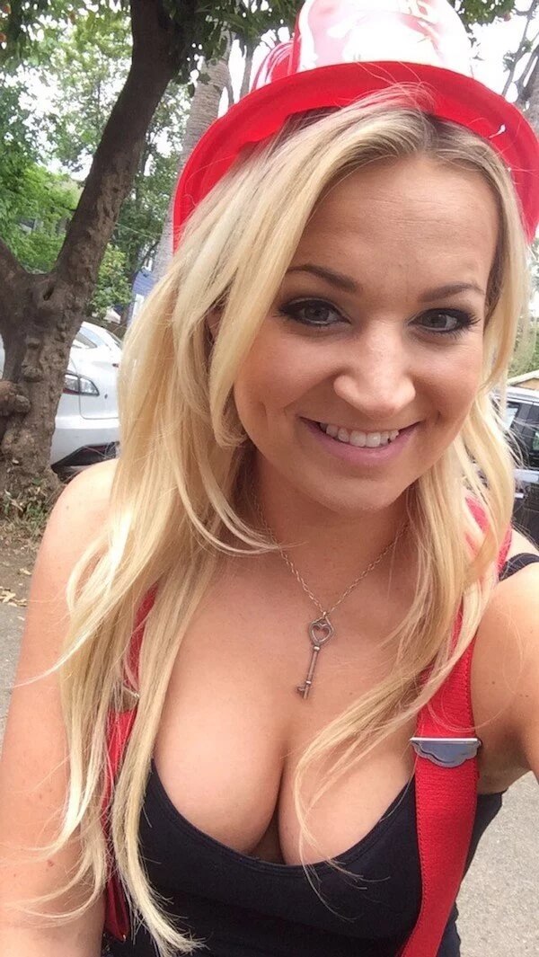 Smiling Busty Hot Girls 