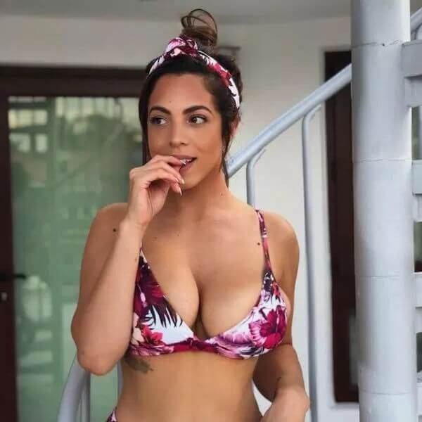 Very Hot Girls in Bikinis 