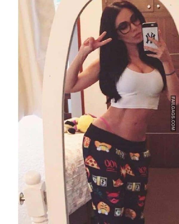 These Hot Women Are Definitely Selfie Queen 