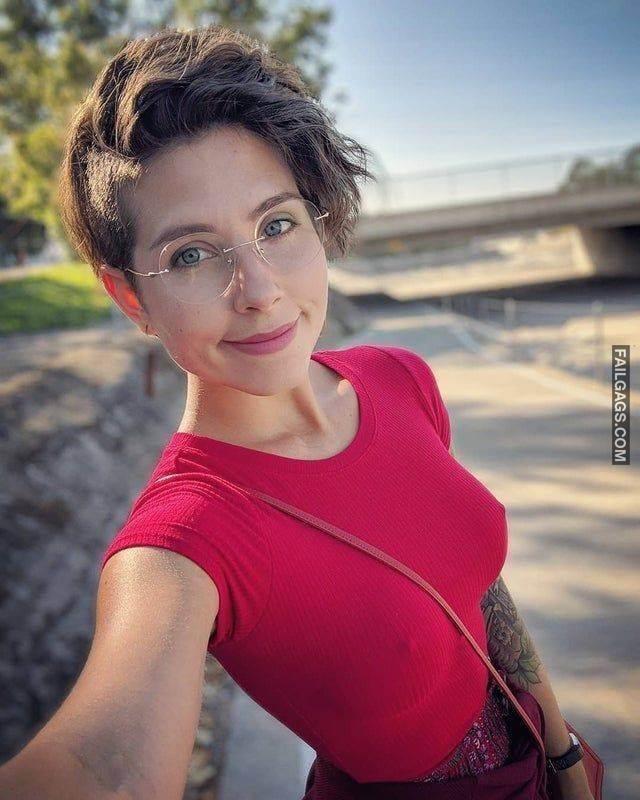 Hot Braless Girls Are Just More Fun 