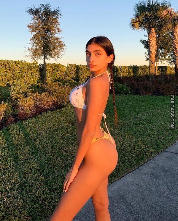 Hot Busty Girls in Bikinis 4