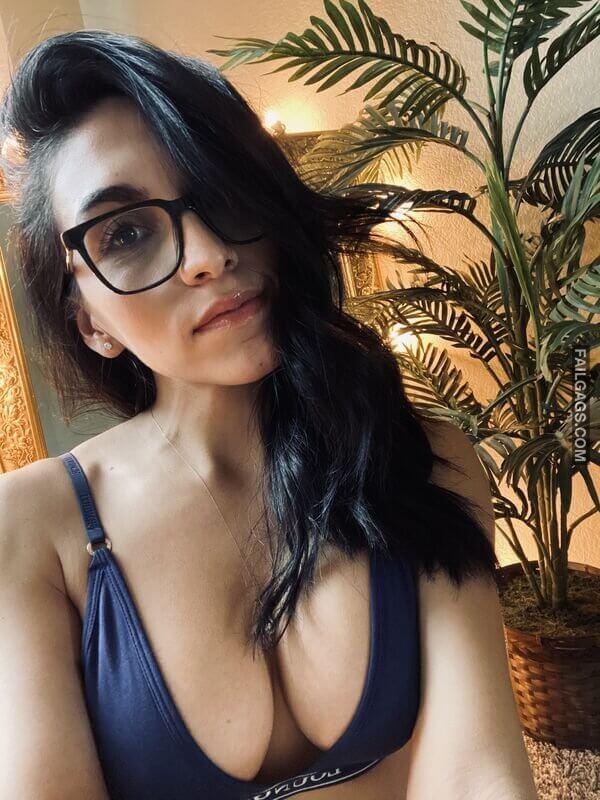 Hot Bust Girls Showing Deep Cleavage 5