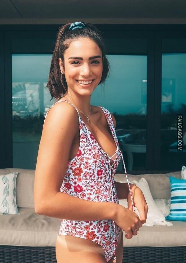 Hot Girls With Dimples Showing Sexy Body 9