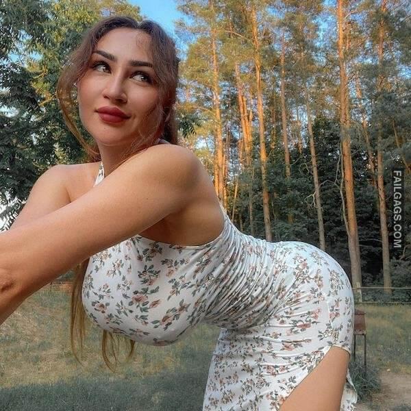 Sexy Big Tits Girls Showing Deep Cleavage 3