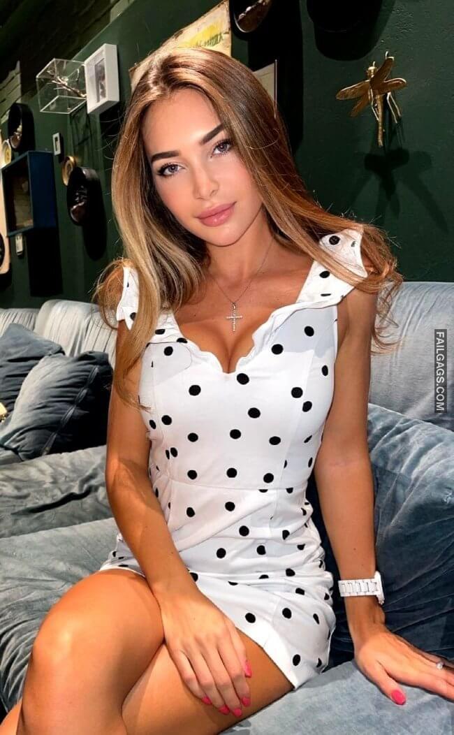 Sexy Girls With Big Tits Showing Deep Cleavage 10