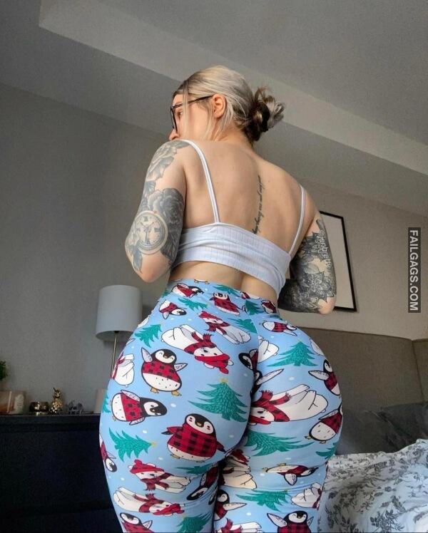 Beautiful College Girls Showing Big Butt 10