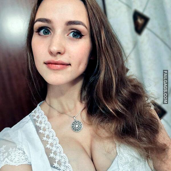 Cute Girls With Dimples Showing Hot Body 4