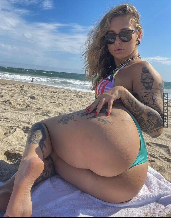 Sexy Teen Girls in Bikini Showing Big Ass 9