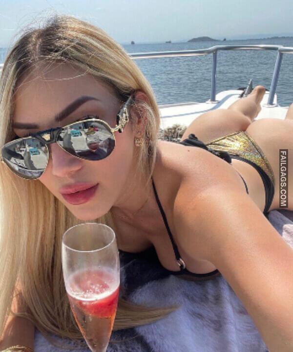 Sexy Teen Girls Showing Big Butts Over Backs 13