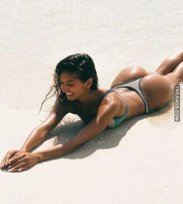 Sexy Teen Girls Showing Sexy Back and Big Ass 3