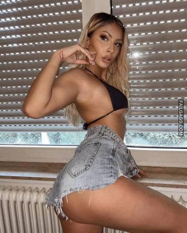 Hot Teen Girls in Tight Jeans Showing Big Butt 5