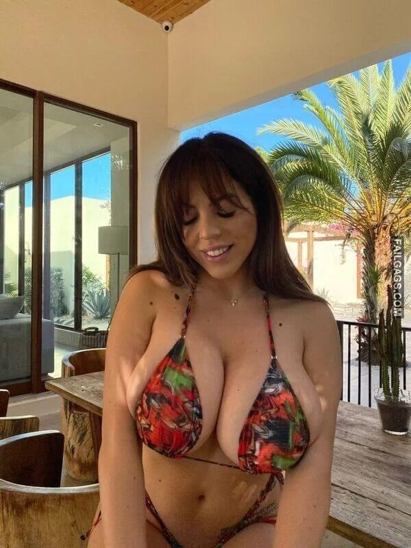 Sexy Bikini Girls Showing Hot Body 10